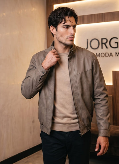 Chaqueta bomber para hombre en color negro y verde grisáceo con cuello alto, cierre de cremallera frontal, cintura elástica y corte holgado.