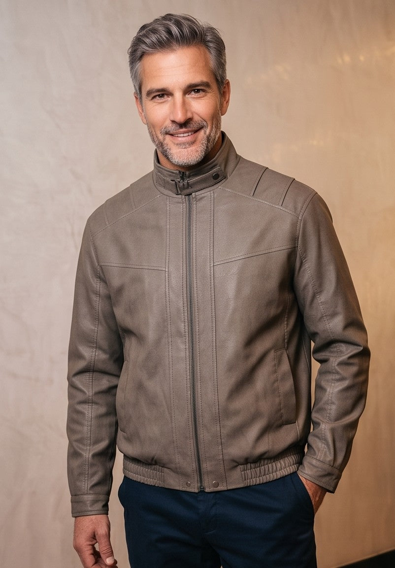 Chaqueta bomber para hombre en color negro y verde grisáceo con cuello alto, cierre de cremallera frontal, cintura elástica y corte holgado.