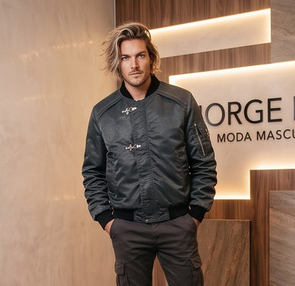 Chaqueta bomber de corte holgado para hombre en tono monocolor con acabado lavado disponible en morado ciruela y gris grafito oscuro. Destaca por mangas largas fruncidas tipo stacked, bolsillo utilitario con cremallera en el brazo, cierre central de cremallera con broches metálicos delanteros y cuello y puños elásticos acanalados en negro