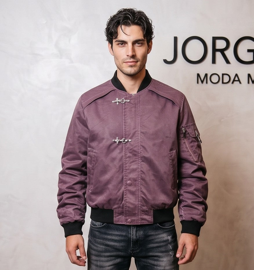 Chaqueta bomber de corte holgado para hombre en tono monocolor con acabado lavado disponible en morado ciruela y gris grafito oscuro. Destaca por mangas largas fruncidas tipo stacked, bolsillo utilitario con cremallera en el brazo, cierre central de cremallera con broches metálicos delanteros y cuello y puños elásticos acanalados en negro