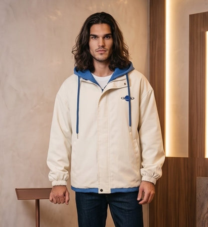 Chaqueta urbana estilo bomber oversize con capucha y forro interior a contraste efecto dos piezas con cierre de cremallera frontal, cuello camisero con solapa, puños elásticos y bajo recto. Disponible en combinaciones de color negro con azul, beige caqui con azul y celeste con gris.