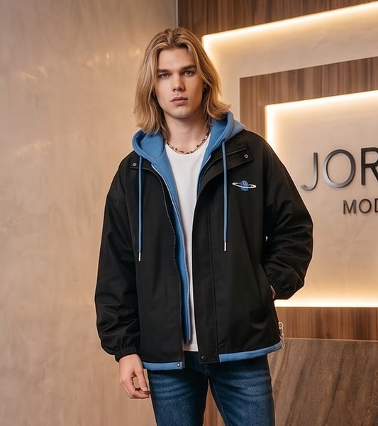 Chaqueta urbana estilo bomber oversize con capucha y forro interior a contraste efecto dos piezas con cierre de cremallera frontal, cuello camisero con solapa, puños elásticos y bajo recto. Disponible en combinaciones de color negro con azul, beige caqui con azul y celeste con gris.