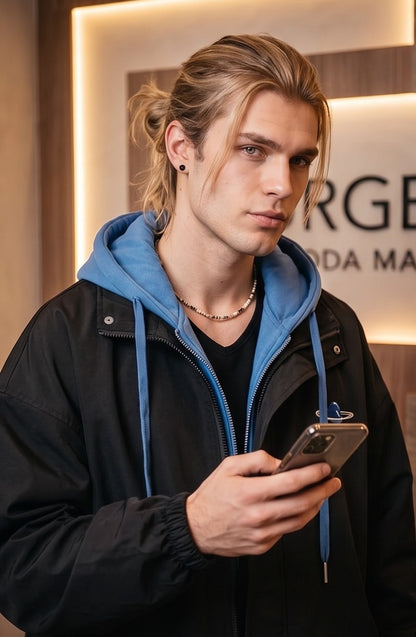 Chaqueta urbana estilo bomber oversize con capucha y forro interior a contraste efecto dos piezas con cierre de cremallera frontal, cuello camisero con solapa, puños elásticos y bajo recto. Disponible en combinaciones de color negro con azul, beige caqui con azul y celeste con gris.