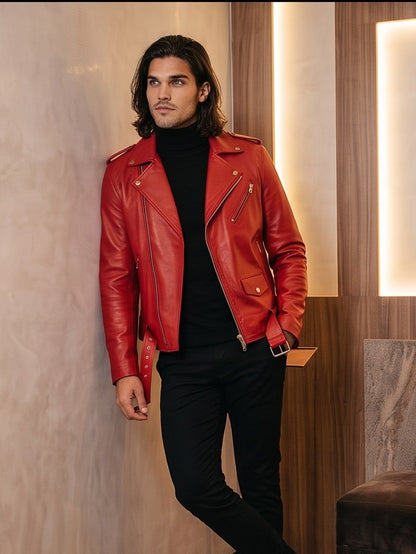 Chaqueta de cuero estilo biker para hombre con solapas cruzadas, cremalleras metálicas asimétricas, bolsillos frontales y cinturón ajustable con hebilla, disponible en color negro y rojo brillante.