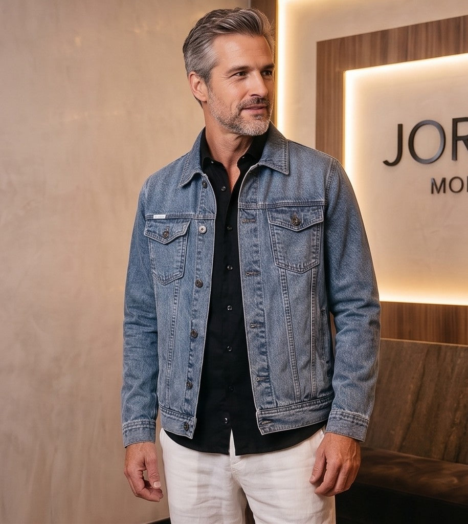 Chaqueta denim vaquera para hombre de corte holgado en algodón puro, con cuello camisero clásico, cierre de botones metálicos frontales, bolsillos de solapa en el pecho y acabado lavado disponible en azul claro y azul oscuro