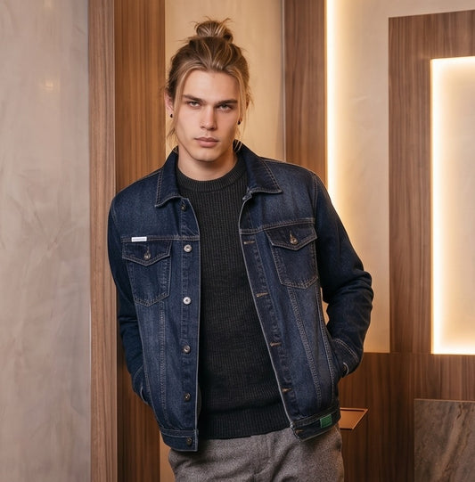 Chaqueta denim vaquera para hombre de corte holgado en algodón puro, con cuello camisero clásico, cierre de botones metálicos frontales, bolsillos de solapa en el pecho y acabado lavado disponible en azul claro y azul oscuro