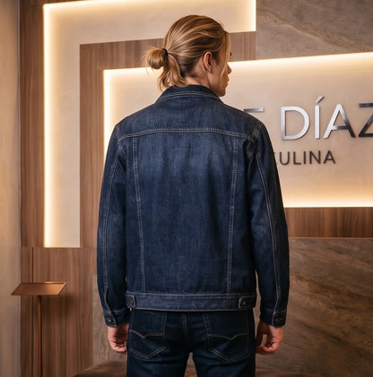 Chaqueta denim vaquera para hombre de corte holgado en algodón puro, con cuello camisero clásico, cierre de botones metálicos frontales, bolsillos de solapa en el pecho y acabado lavado disponible en azul claro y azul oscuro