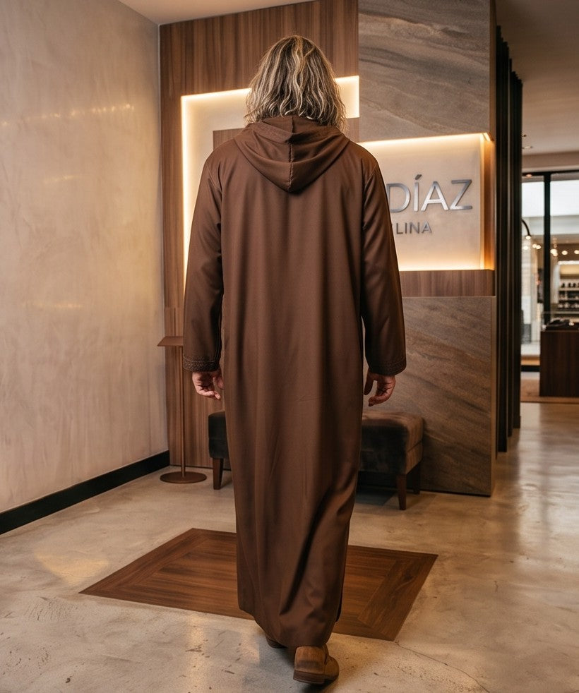 Chilaba árabe tradicional para hombre de corte recto y manga larga, confeccionada en tejido fluido liso con capucha integrada, escote con cierre de cremallera frontal y detalle de bordado artesanal en el pecho y puños