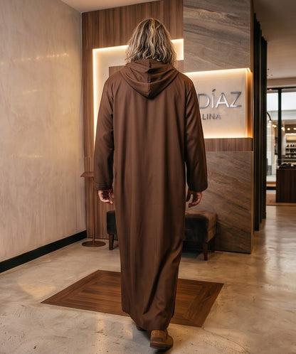 Chilaba árabe tradicional para hombre de corte recto y manga larga, confeccionada en tejido fluido liso con capucha integrada, escote con cierre de cremallera frontal y detalle de bordado artesanal en el pecho y puños
