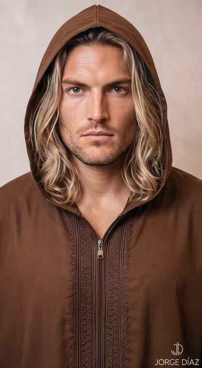 Chilaba árabe tradicional para hombre de corte recto y manga larga, confeccionada en tejido fluido liso con capucha integrada, escote con cierre de cremallera frontal y detalle de bordado artesanal en el pecho y puños