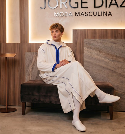Chilaba marroquí tradicional de manga larga con capucha y cuello decorado para hombre, disponible en 6 modelos: lisa en negro, azul real y blanco con detalles en contraste, y con diseño de rayas verticales en verde, beige tostado y granate burdeos.