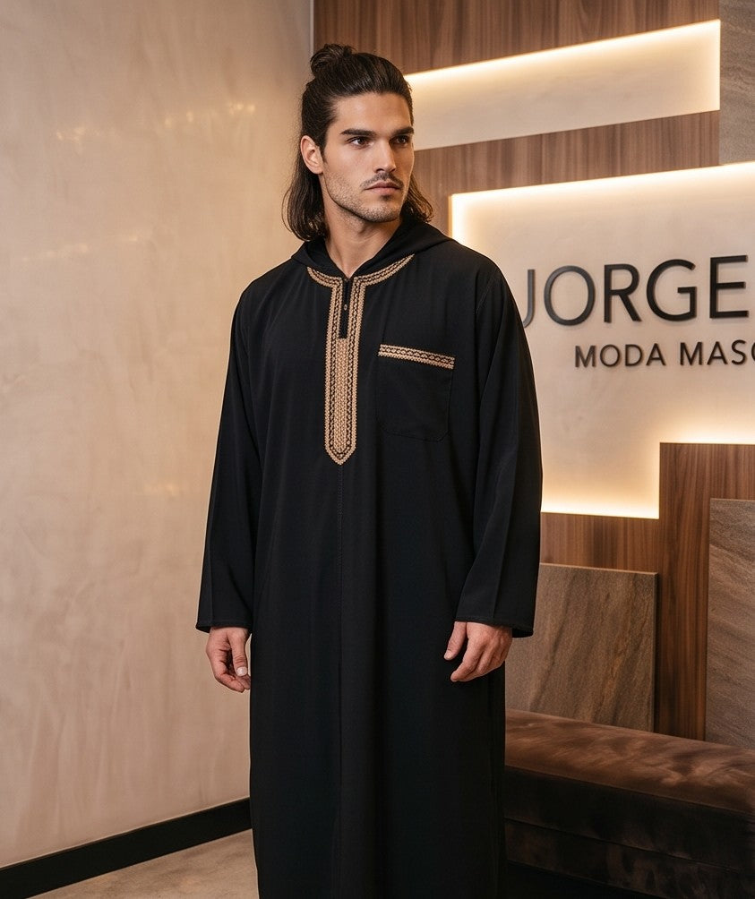 Chilaba marroquí tradicional de manga larga con capucha y cuello decorado para hombre, disponible en 6 modelos: lisa en negro, azul real y blanco con detalles en contraste, y con diseño de rayas verticales en verde, beige tostado y granate burdeos.