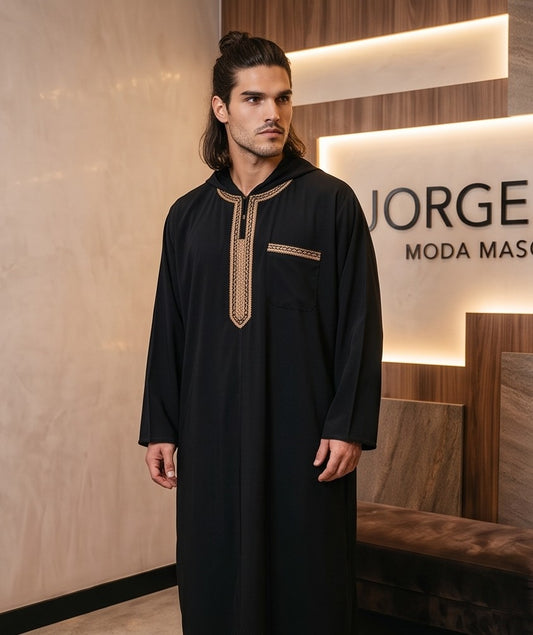 Chilaba marroquí tradicional de manga larga con capucha y cuello decorado para hombre, disponible en 6 modelos: lisa en negro, azul real y blanco con detalles en contraste, y con diseño de rayas verticales en verde, beige tostado y granate burdeos.