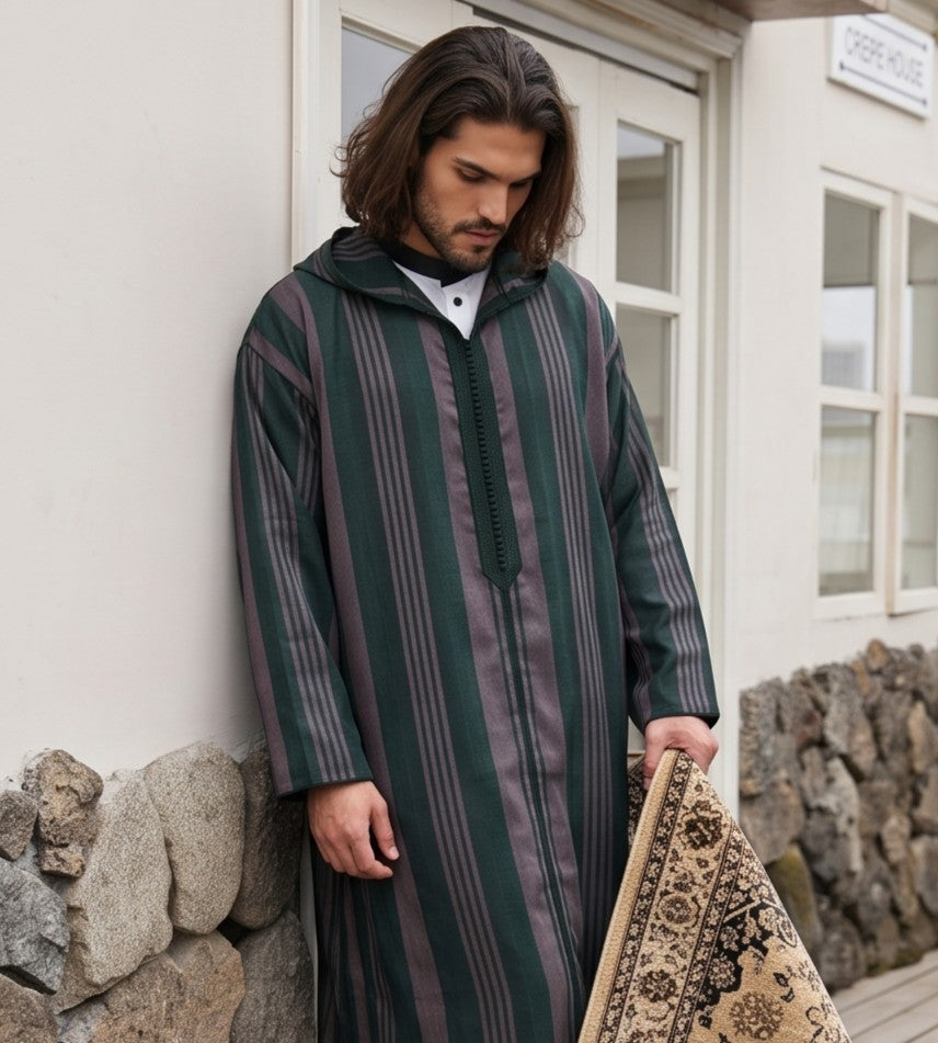 Chilaba marroquí tradicional de manga larga con capucha y cuello decorado para hombre, disponible en 6 modelos: lisa en negro, azul real y blanco con detalles en contraste, y con diseño de rayas verticales en verde, beige tostado y granate burdeos.