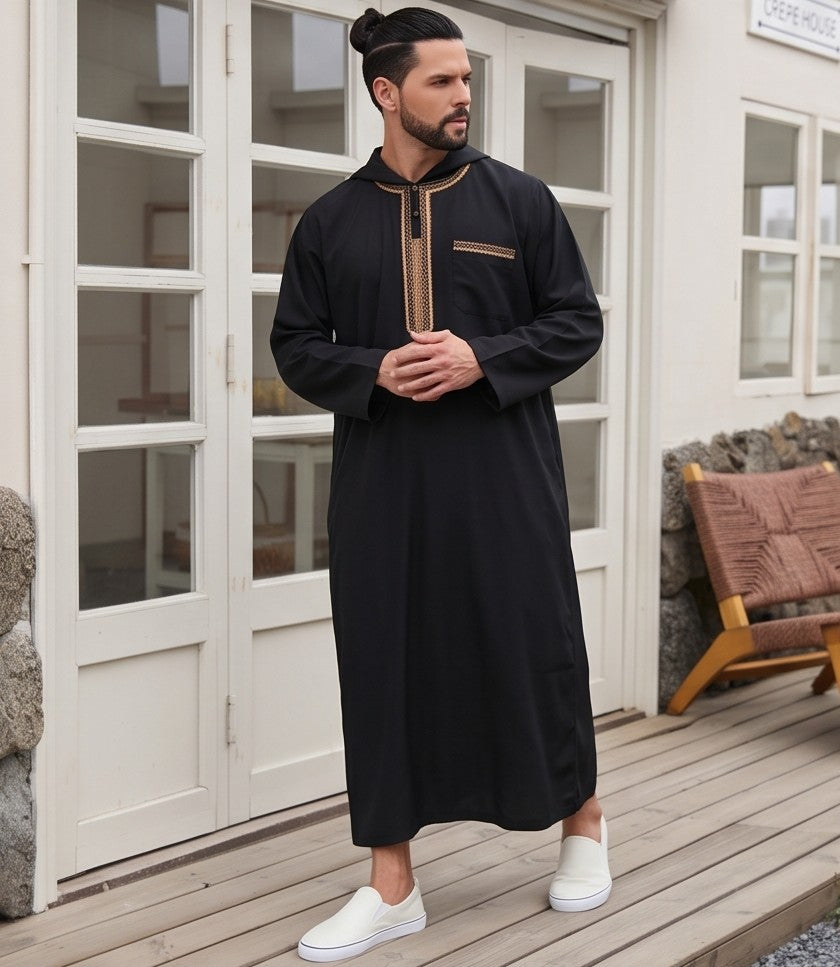 Chilaba marroquí tradicional de manga larga con capucha y cuello decorado para hombre, disponible en 6 modelos: lisa en negro, azul real y blanco con detalles en contraste, y con diseño de rayas verticales en verde, beige tostado y granate burdeos.