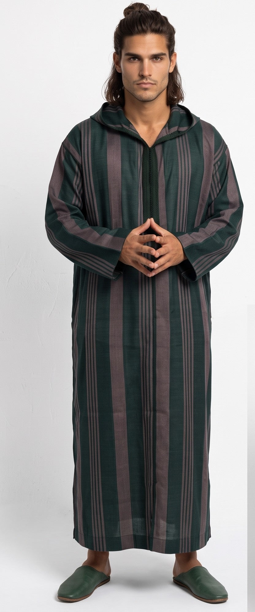 Chilaba marroquí tradicional de manga larga con capucha y cuello decorado para hombre, disponible en 6 modelos: lisa en negro, azul real y blanco con detalles en contraste, y con diseño de rayas verticales en verde, beige tostado y granate burdeos.