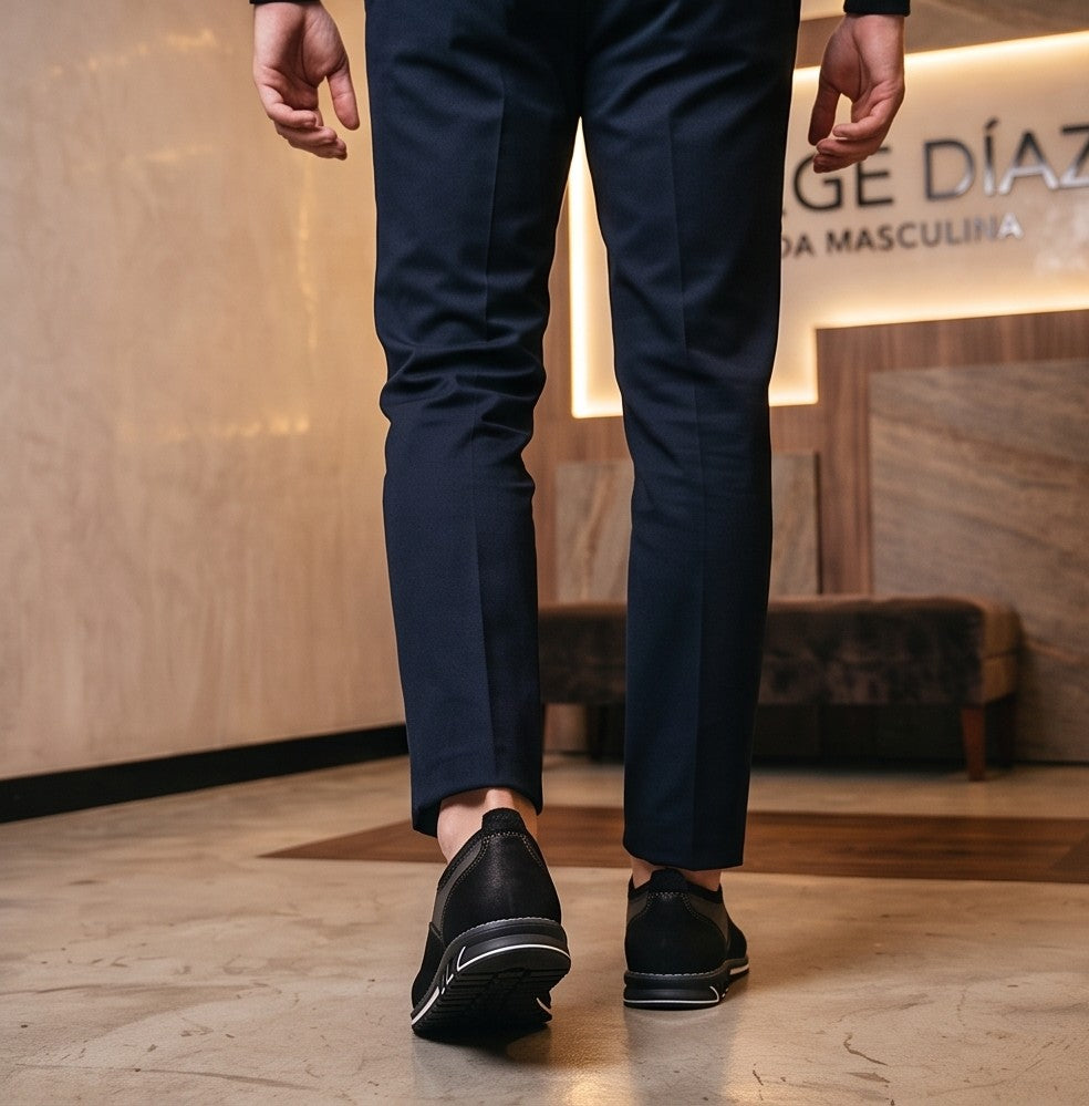 Colección de zapatos casuales para hombre en tres variantes de color: camel con negro, gris con negro y negro total monocromático, todos con sistema de cordones elásticos ajustables, costuras reforzadas y suela deportiva con detalles geométricos