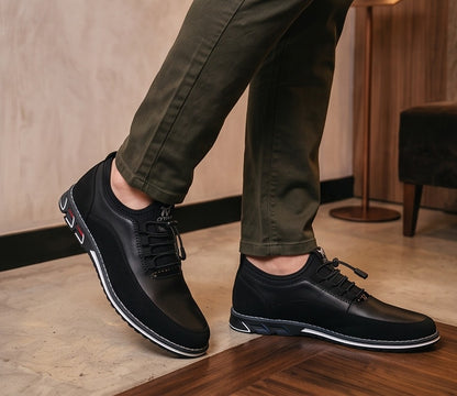 Colección de zapatos casuales para hombre en tres variantes de color: camel con negro, gris con negro y negro total monocromático, todos con sistema de cordones elásticos ajustables, costuras reforzadas y suela deportiva con detalles geométricos