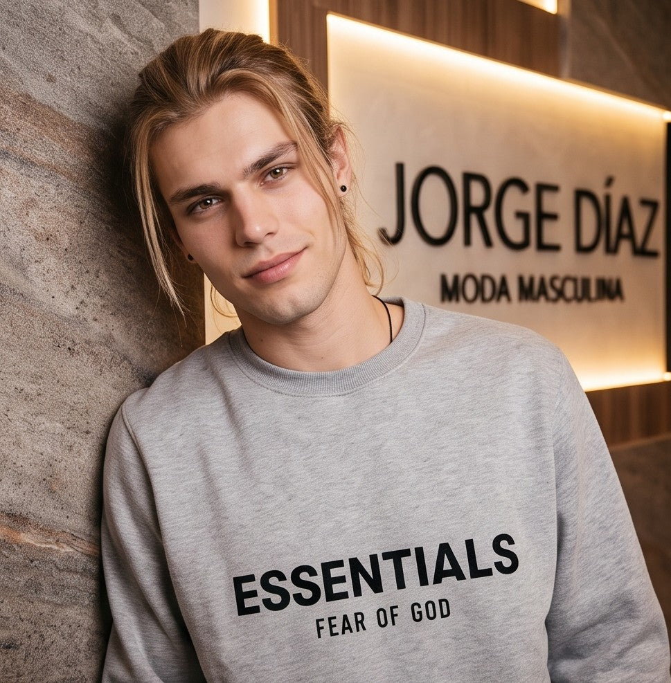 Conjunto urbano de dos piezas estilo Essentials en cinco colores (negro, gris jaspeado, beige, blanco y negro mate): sudadera de manga larga con cuello redondo y pantalón jogger a juego con estampado tipográfico minimalista en pecho, manga y pierna
