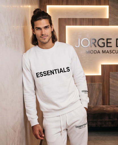 Conjunto urbano de dos piezas estilo Essentials en cinco colores (negro, gris jaspeado, beige, blanco y negro mate): sudadera de manga larga con cuello redondo y pantalón jogger a juego con estampado tipográfico minimalista en pecho, manga y pierna