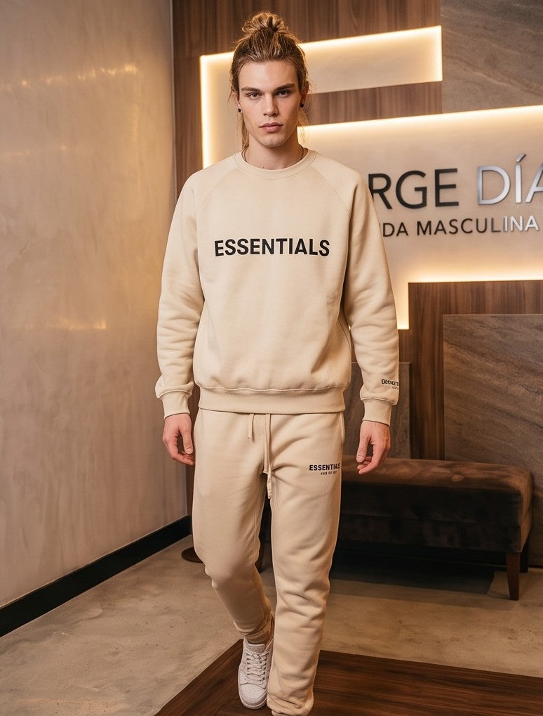Conjunto urbano de dos piezas estilo Essentials en cinco colores (negro, gris jaspeado, beige, blanco y negro mate): sudadera de manga larga con cuello redondo y pantalón jogger a juego con estampado tipográfico minimalista en pecho, manga y pierna