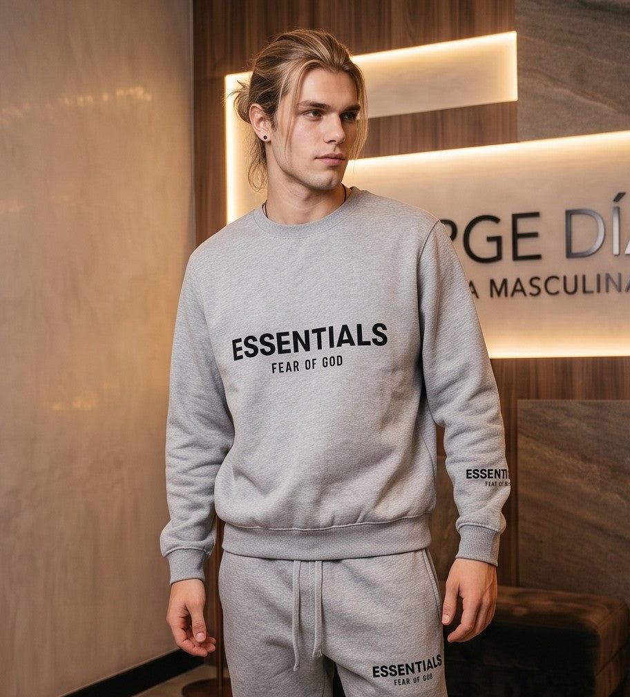 Conjunto urbano de dos piezas estilo Essentials en cinco colores (negro, gris jaspeado, beige, blanco y negro mate): sudadera de manga larga con cuello redondo y pantalón jogger a juego con estampado tipográfico minimalista en pecho, manga y pierna