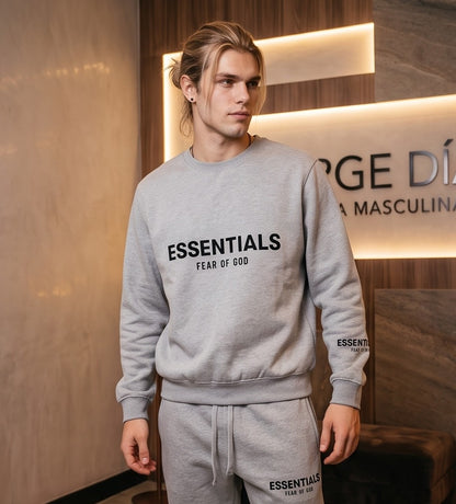 Conjunto urbano de dos piezas estilo Essentials en cinco colores (negro, gris jaspeado, beige, blanco y negro mate): sudadera de manga larga con cuello redondo y pantalón jogger a juego con estampado tipográfico minimalista en pecho, manga y pierna