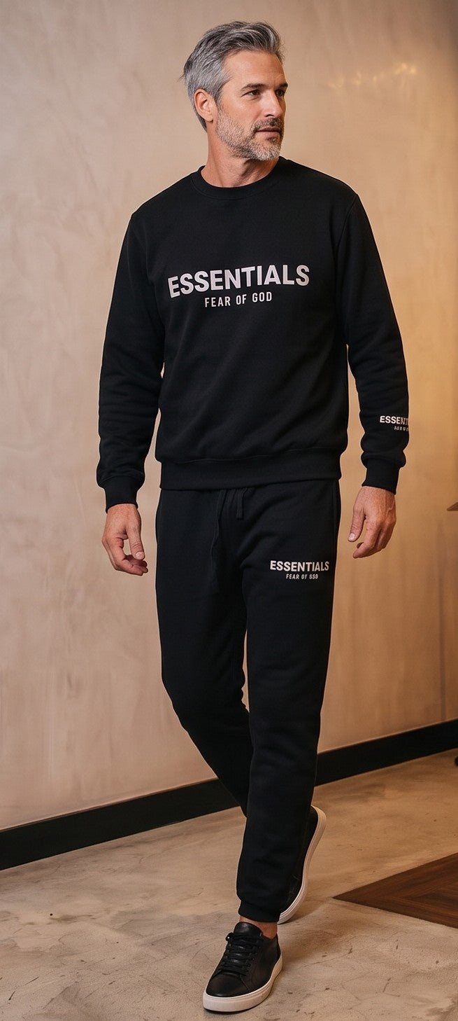 Conjunto urbano de dos piezas estilo Essentials en cinco colores (negro, gris jaspeado, beige, blanco y negro mate): sudadera de manga larga con cuello redondo y pantalón jogger a juego con estampado tipográfico minimalista en pecho, manga y pierna