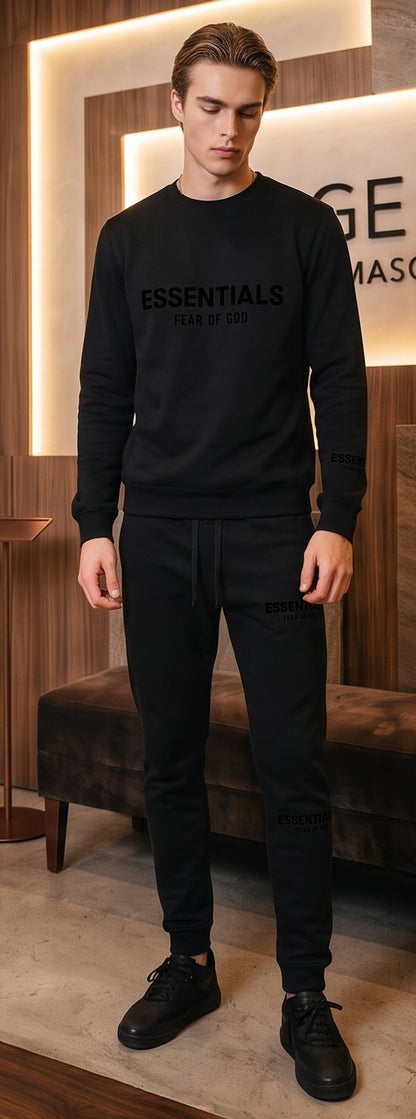 Conjunto urbano de dos piezas estilo Essentials en cinco colores (negro, gris jaspeado, beige, blanco y negro mate): sudadera de manga larga con cuello redondo y pantalón jogger a juego con estampado tipográfico minimalista en pecho, manga y pierna