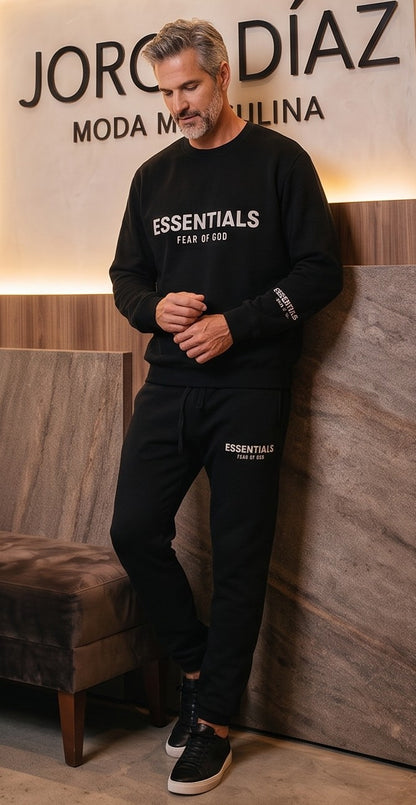 Conjunto urbano de dos piezas estilo Essentials en cinco colores (negro, gris jaspeado, beige, blanco y negro mate): sudadera de manga larga con cuello redondo y pantalón jogger a juego con estampado tipográfico minimalista en pecho, manga y pierna