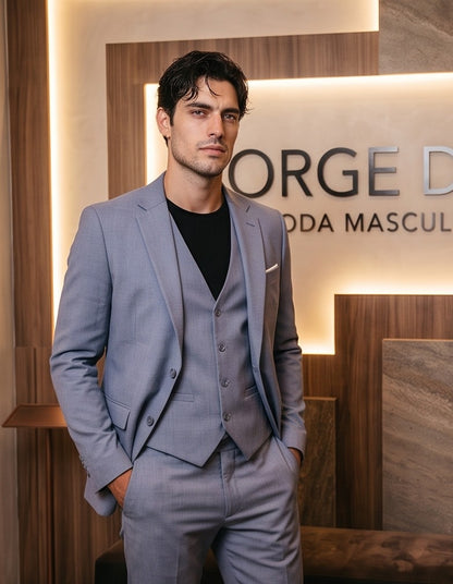 traje de tres piezas de sastre, que incluye un blazer, un chaleco y pantalones, disponible en una variedad de colores: azul marino, marrón tabaco, rojo burdeos, negro clásico y gris marengo