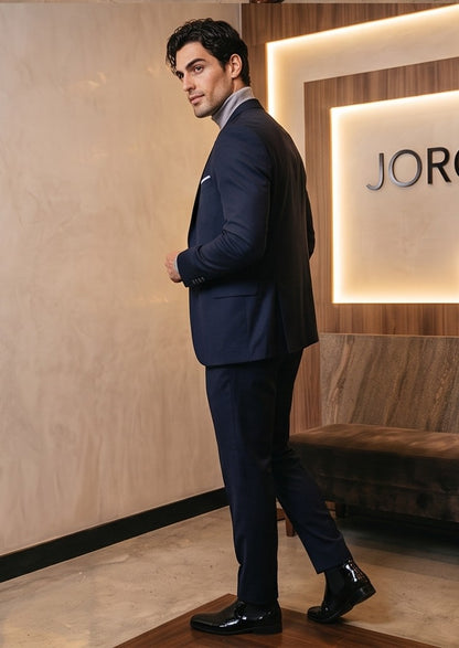 traje de tres piezas de sastre, que incluye un blazer, un chaleco y pantalones, disponible en una variedad de colores: azul marino, marrón tabaco, rojo burdeos, negro clásico y gris marengo