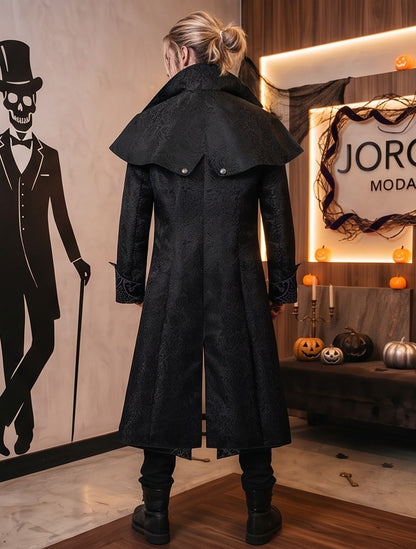 Hombre luciendo un disfraz largo de estilo gótico vintage con estampado de inspiración barroca, disponible en rojo y negro, con cuello solapa y detalles de botones cruzados