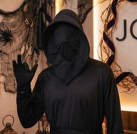 Disfraz de espectro negro sin rostro con túnica larga holgada, cinturón de tela, guantes a juego y capucha amplia con máscara de tela opaca que cubre toda la cara