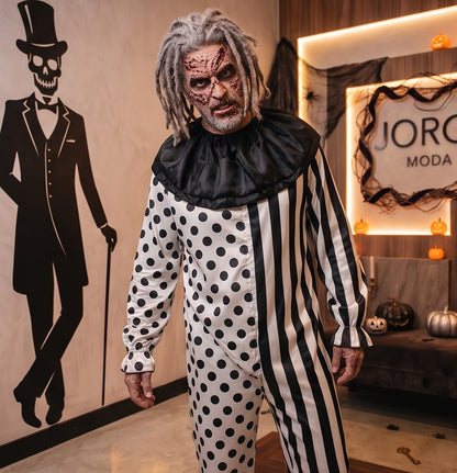 Disfraz completo de payaso siniestro para hombre en blanco y negro, con diseño dividido de rayas verticales y lunares, cuello victoriano negro plisado con volantes y mangas abullonadas, ideal para fiesta de Halloween o cosplay de terror
