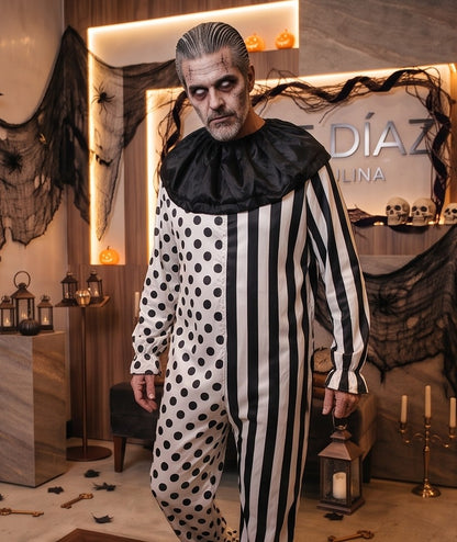 Disfraz completo de payaso siniestro para hombre en blanco y negro, con diseño dividido de rayas verticales y lunares, cuello victoriano negro plisado con volantes y mangas abullonadas, ideal para fiesta de Halloween o cosplay de terror