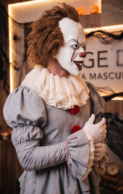 Disfraz completo de payaso diabólico Pennywise para hombre en color gris vintage, con cuello fruncido con volantes, pompones rojos frontales, mangas y pantalón abullonados con pliegues, cubrebotas y máscara realista de terror