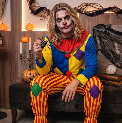 Disfraz de payaso clásico para hombre en tejido multicolor con camisa azul y amarilla de parches geométricos, cuello fruncido rojo con pompones y pantalón holgado de rayas verticales amarillas y rojas