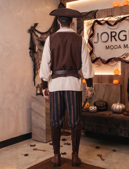 Disfraz de pirata para hombre y adulto que incluye camisa color marfil de manga larga con cuello en V, chaleco marrón con cinturón y fajín a rayas, pantalón a rayas verticales oscuras, cubrebotas marrones y sombrero de tres picos tradicional