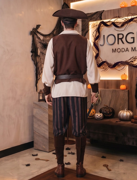 Disfraz de pirata para hombre y adulto que incluye camisa color marfil de manga larga con cuello en V, chaleco marrón con cinturón y fajín a rayas, pantalón a rayas verticales oscuras, cubrebotas marrones y sombrero de tres picos tradicional