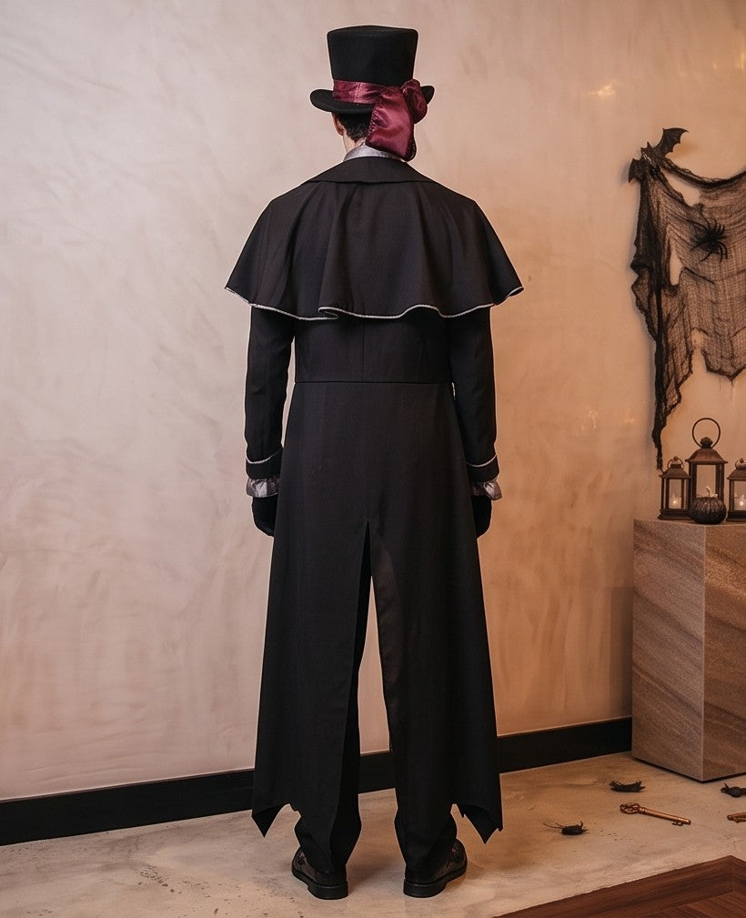 Disfraz gótico victoriano para hombre estilo vampiro de terror, compuesto por abrigo largo negro tipo capa con bajo recortado en picos de murciélago, chaleco negro ajustado con hebillas y correas frontales, pañuelo de cuello color vino burdeos, pantalón a juego y sombrero de copa alta con cinta granate, fotografiado en ambientación temática de Halloween