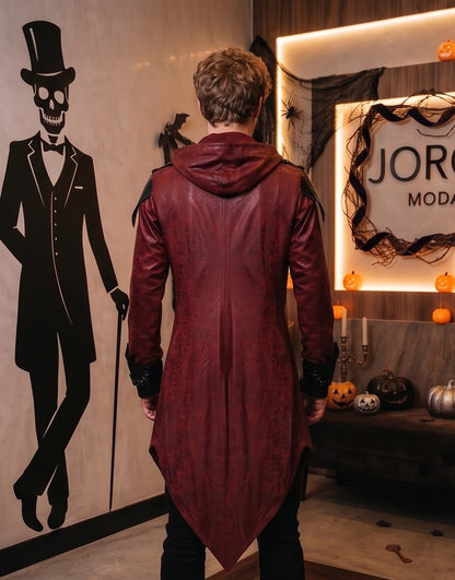 Gabardina medieval unisex estilo asesino y gótico con capucha amplia, solapas bordadas en contraste, cinturones con hebillas frontales y bajo asimétrico en pico, disponible en colores negro y rojo oscuro vintage para cosplay y Halloween
