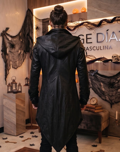 Gabardina medieval unisex estilo asesino y gótico con capucha amplia, solapas bordadas en contraste, cinturones con hebillas frontales y bajo asimétrico en pico, disponible en colores negro y rojo oscuro vintage para cosplay y Halloween