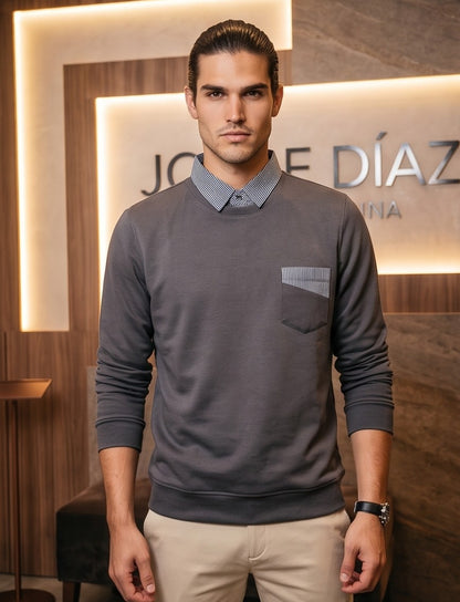 Jersey casual de manga larga para hombre en mezcla de algodón con cuello camisero y detalle de bolsillo falso en estampado a rayas diplomáticas verticales en azul marino y blanco; disponible en color blanco, negro, gris marengo, verde militar y caqui beige