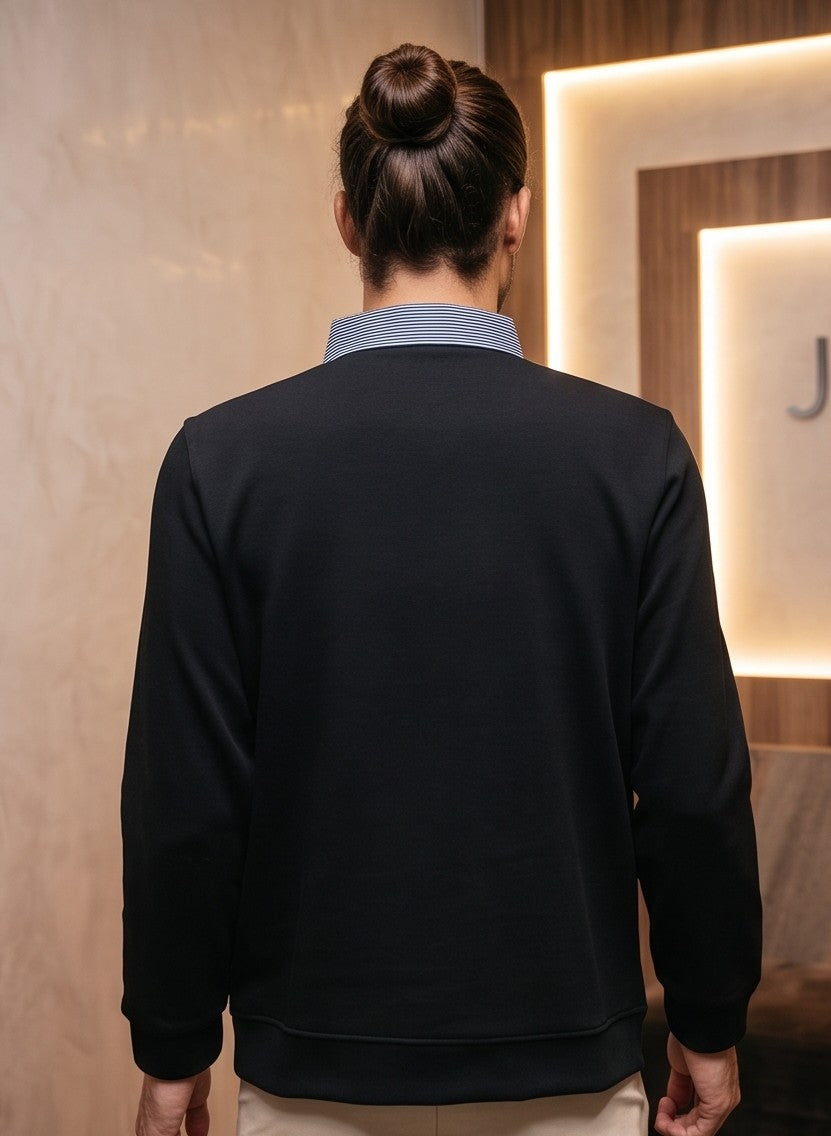 Jersey casual de manga larga para hombre en mezcla de algodón con cuello camisero y detalle de bolsillo falso en estampado a rayas diplomáticas verticales en azul marino y blanco; disponible en color blanco, negro, gris marengo, verde militar y caqui beige