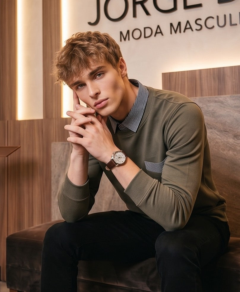 Jersey casual de manga larga para hombre en mezcla de algodón con cuello camisero y detalle de bolsillo falso en estampado a rayas diplomáticas verticales en azul marino y blanco; disponible en color blanco, negro, gris marengo, verde militar y caqui beige