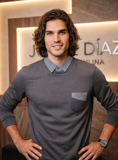 Jersey casual de manga larga para hombre en mezcla de algodón con cuello camisero y detalle de bolsillo falso en estampado a rayas diplomáticas verticales en azul marino y blanco; disponible en color blanco, negro, gris marengo, verde militar y caqui beige