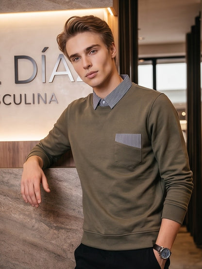 Jersey casual de manga larga para hombre en mezcla de algodón con cuello camisero y detalle de bolsillo falso en estampado a rayas diplomáticas verticales en azul marino y blanco; disponible en color blanco, negro, gris marengo, verde militar y caqui beige