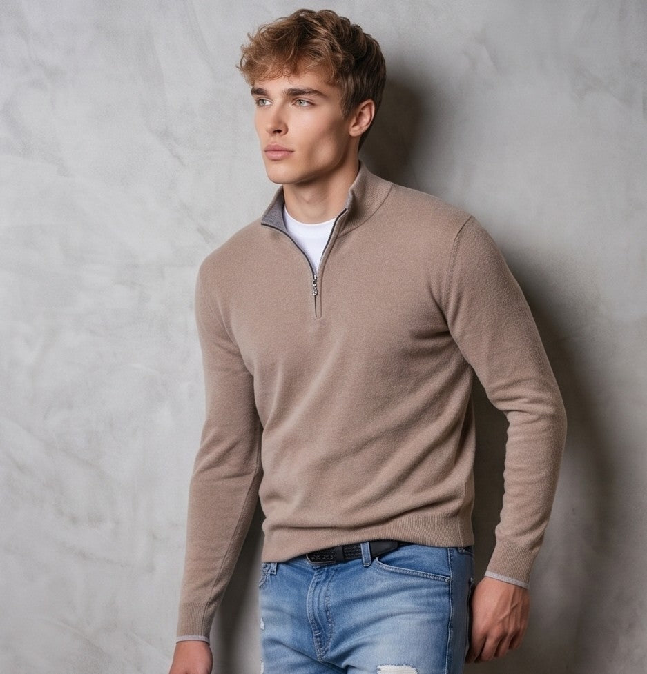 jersey de punto premium para hombre. Presenta un diseño clásico de cuello alto con media cremallera metálica central. La prenda muestra una textura de micropunto suave y densa, sugiriendo una mezcla de lana y cashmere de alta calidad. El corte es entallado pero cómodo (modern fit), con acabados acanalados en puños, bajo y cuello para un ajuste perfecto. Estilo versátil, ideal para looks casuales elegantes o de oficina