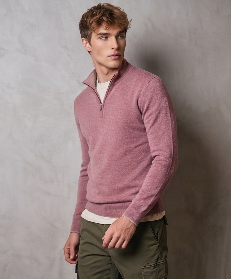 jersey de punto premium para hombre. Presenta un diseño clásico de cuello alto con media cremallera metálica central. La prenda muestra una textura de micropunto suave y densa, sugiriendo una mezcla de lana y cashmere de alta calidad. El corte es entallado pero cómodo (modern fit), con acabados acanalados en puños, bajo y cuello para un ajuste perfecto. Estilo versátil, ideal para looks casuales elegantes o de oficina